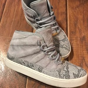 Snakeprint Jordans sz 6Y/ wm 8